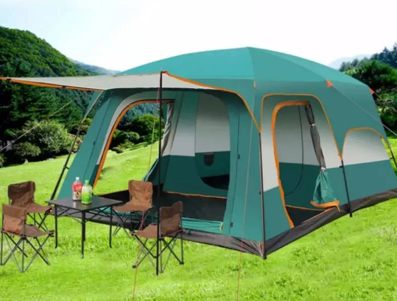 Barraca montada com toldo, mesa e cadeiras na frente